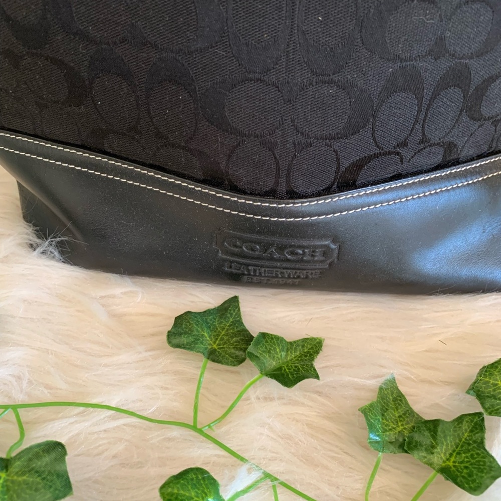 Women's Medium Soulder Purse - Picture 3 of 12